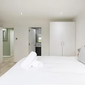 Apartment Fabulous Modern Luxury Sleeps 6- Parking, Belfast