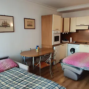 Close To Beaches And Shops, Up 6 Pers Apartment Nice